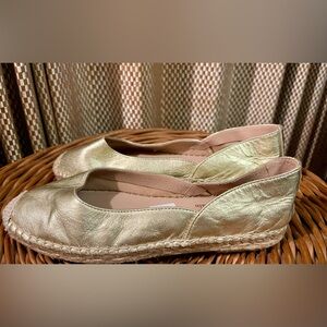 Viguera brand gold metallic leather espadrille flats made in Spain. Size 7.5